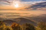 Brume matinale sur la vallée du Rhin : grâce au tonemapping dans Camera Raw, le rendu de l'image reste naturel (fusion de 6 images, espacés d'un IL dans le module HDR Pro de Photoshop CS6).