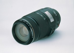 Canon EF 75-300 mm f/4-5,6 IS. Ce fut le premier objectif zoom pour reflex à stabilisateur optique incorporé.Canon EF 75-300 mm f/4-5,6 IS. Ce fut le premier objectif zoom pour reflex à stabilisateur optique incorporé.