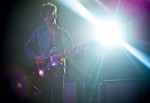 L’éclairage de concert s’étend normalement sur une plage dynamique extrême, allant des ombres noir foncé aux hautes lumières brûlées, comme sur ce cliché
du guitariste Ryan Hahn des Local Natives. Photo prise avec un Nikon D700 équipé d’un objectif Nikon Nikkor 28-70 mm f/2,8D à 50 mm (220 ISO, 1/125 s à f/2,8, mesure Spot à -0,3 IL).