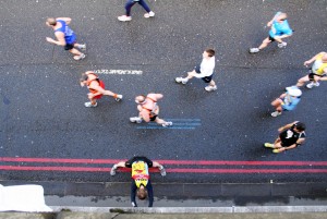 Free-runners – Londres, Royaume-Uni

Canon EOS 350D, objectif 10-22 mm f/3,5-4,5

Voici comment un timing précis peut « faire » une image. Je suis tombée sur un groupe de free-runners dans le centre de Londres qui s’entraînaient au Parkour, discipline qui consiste à courir et à grimper aux bâtiments. Je les ai regardés un moment, et dès que j’ai vu le sujet principal se tenir sur ses mains, j’ai cadré et déclenché. Le résultat provient d’un mélange de chance, d’opportunité et d’observation.