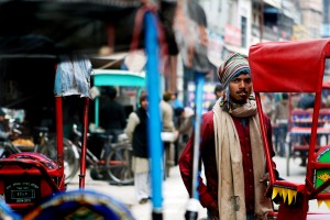 Homme qui fume – Haridwar, Inde
Canon EOS 350D, objectif 24-70 mm f/2,8
En attendant le client suivant, ce conducteur de rickshaw a allumé une cigarette et m’a regardé. J’ai composé l’image en utilisant la règle des tiers, avec les rickshaws en guise de cadre.