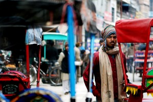 Homme qui fume – Haridwar, Inde
Canon EOS 350D, objectif 24-70 mm f/2,8
En attendant le client suivant, ce conducteur de rickshaw a allumé une cigarette et m’a regardé. J’ai composé l’image en utilisant la règle des tiers, avec les rickshaws en guise de cadre.