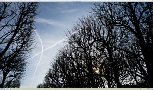 Contrôler la profondeur de champ est aussi important en photo qu’en vidéo. Pour cette séquence, réalisée en automatique, l’emploi d’un très grand-angle m’a vaguement permis de faire illusion. Le plan pourra éventuellement servir, mais il devra être très bref pour ne pas laisser le temps de voir que la netteté du fond est très relative… (© Vincent Luc)